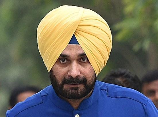 Sidhu reaches Chandigarh to vacate official residence, refuses to speak to mediapersons