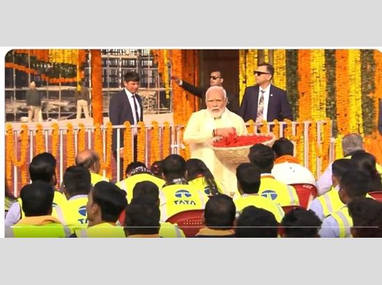 PM Modi showers flower petals on workers in Ayodhya; Watch Video