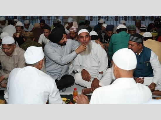 Indian Minorities Foundation organizes Iftar for Muslim brothers at Jama Masjid in Chandigarh, giving message of unity, integrity and brotherhood  