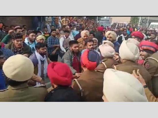 Unemployed teachers protest during Punjab CM visit at Guruharsahai

