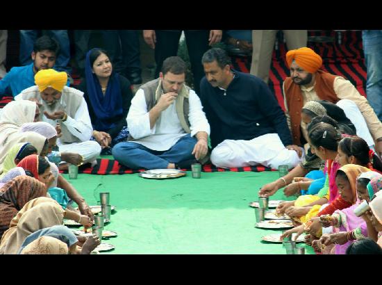 Rahul warms up to Punjab voters with 'dal-roti'