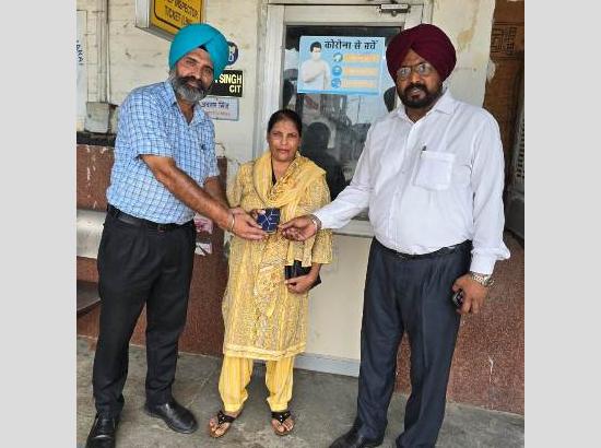 Railway staff exemplifies integrity by returning lost purse to female passenger