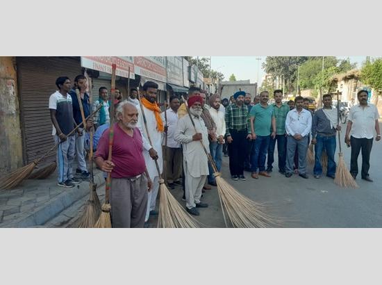 Mera Shahar Mera Maan: MC official removes debris and garbage from roads