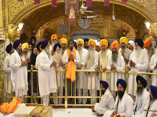 Sajjan pays obeisance at Golden Temple, SGPC accords red carpet welcome 