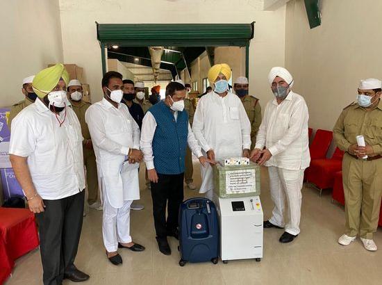 Sant Nirankari Mission hands over 100 Oxygen Concentrators & 1000 Oximeters to Health Minister