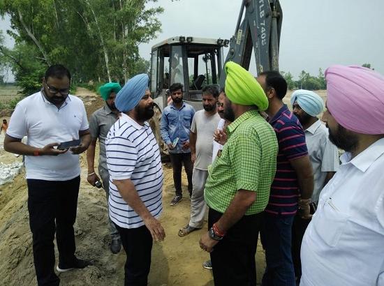 Sarkaria reviews plugging operations in Village Bholewal Qadeem near Ludhiana 

