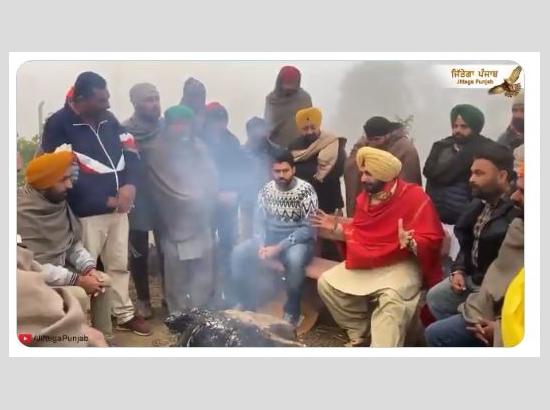 Watch: Navjot Singh Sidhu’s candid conversation with farmers on a chilly morning 