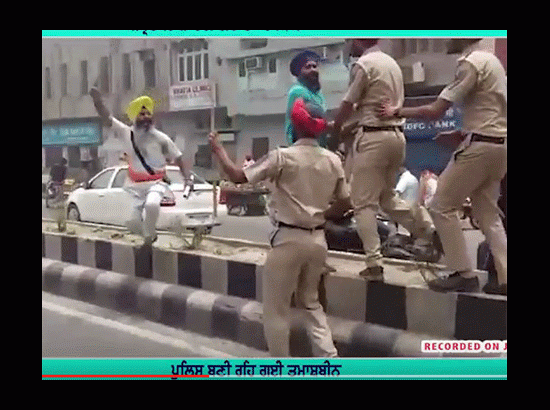 Video of a Sikh youth making Shiv Sainiks run away goes viral (video attached)