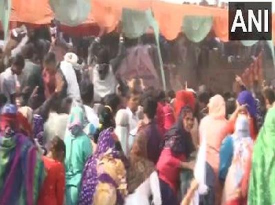 Main stage collapses during 'Kisan Mahapanchayat' in Haryana's Jind