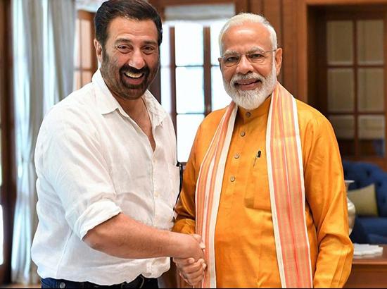 PM Modi meets actor Sunny Deol, roots for his victory via Twitter 