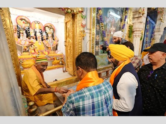 Arvind Kejriwal and Bhagwant Mann pay obeisance at Sri Durgiana Temple