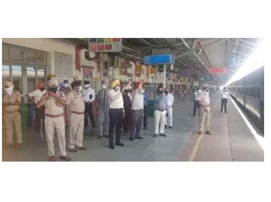 2400 Migrants boards Two ' Shramik Express' Train to Chapra and Azamgarh
