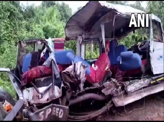 7 killed, 10 injured as vehicle rams into tree 