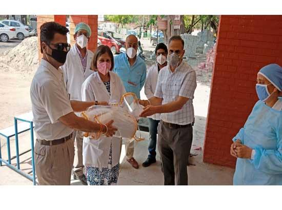 Vigilance Bureau distributes face shields to health workers, police personnel
