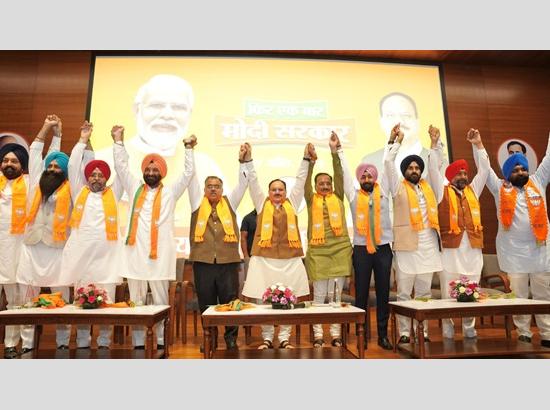 Over 1,000 eminent personalities, including members of Delhi Sikh Gurdwara Management Committee joins BJP 