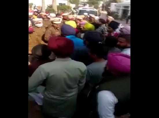 Haryana farmers raise slogans, show black flags to Anil Vij in Ambala